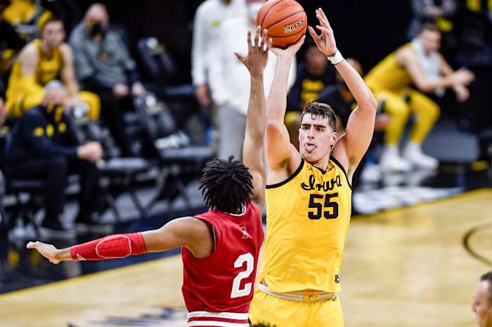 Luka Garza shoots in a Big Ten game